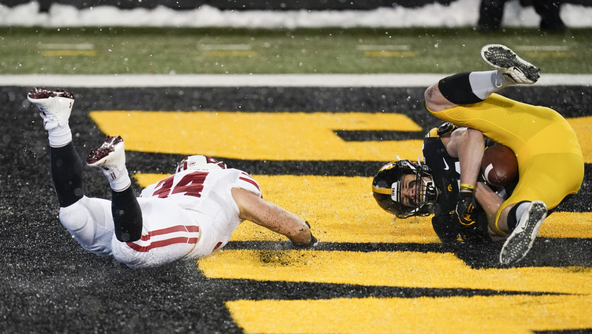 Hawkeyes 28, Badgers 7